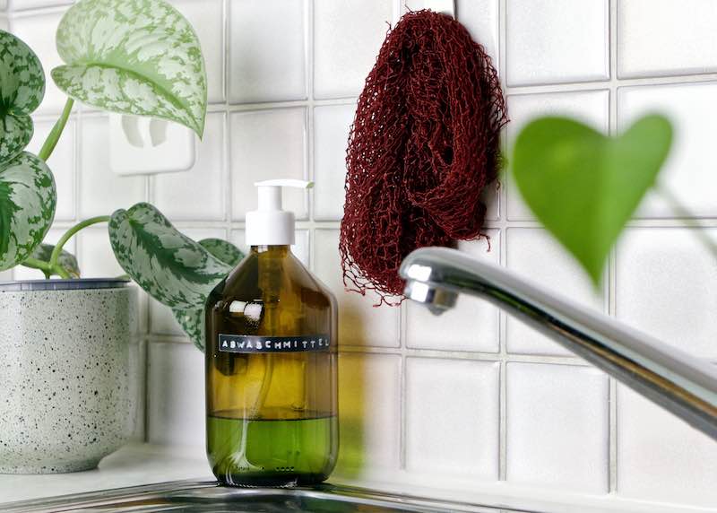 Fischnetz with Benefits als Silikonschwamm Alternative. Das Netz hängt in einer Küche.