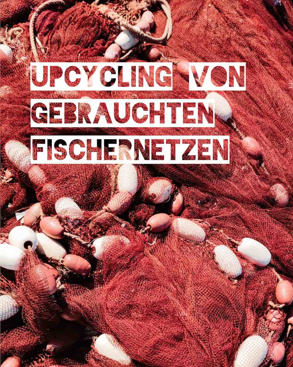 Rote Fischernetze die zu einem nachhaltigen Schwamm upgecycelt werden. Text: Upcycling von gebrauchten Fischernetzen.